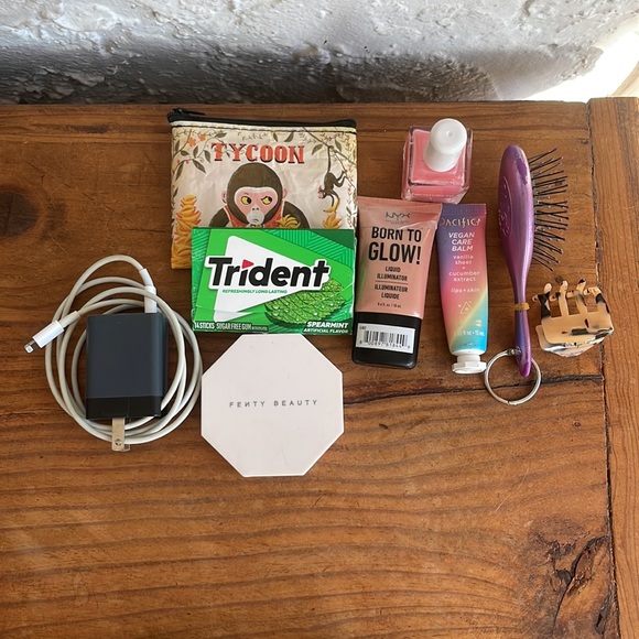 Chico’s Clutch - Picture 11 of 16